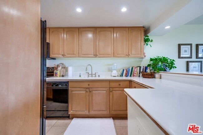 Building Photo - 4337 Marina City Dr