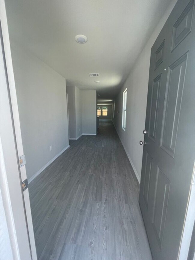 Modern & spacey 1 Story 4 Bedroom 2 bath... 10111 Braun Cloud San