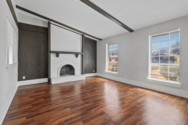 Building Photo - QUAINT AND COZY  3 Bedroom, 2 bathroom Hou...