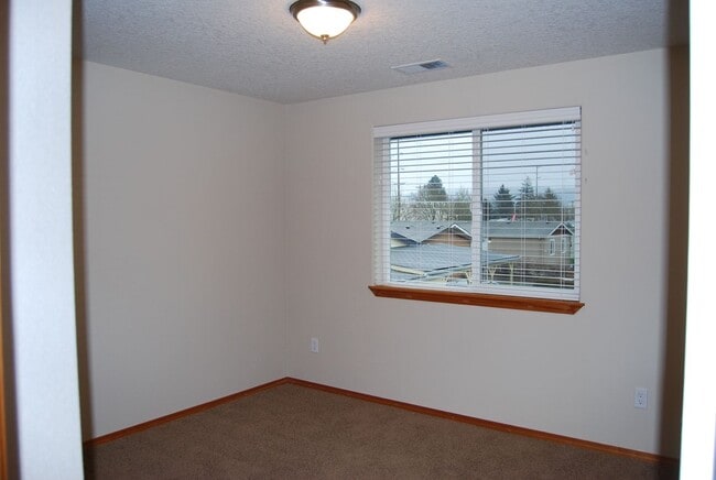 Building Photo - Well Maintained 3 Bedroom 2.5 Bath Newberg OR