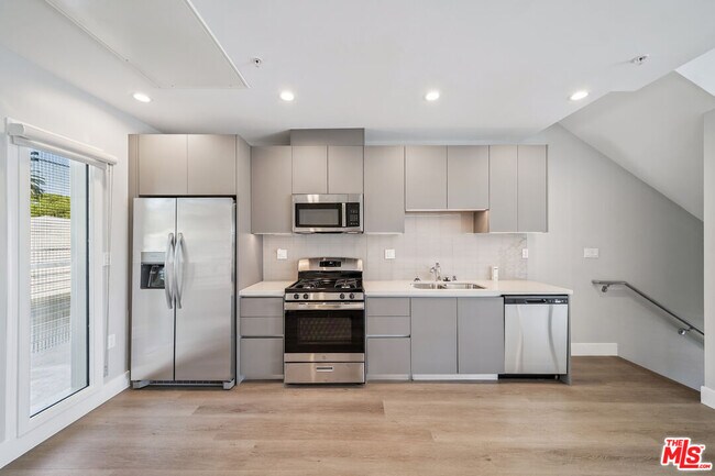 Building Photo - 1223 Hayworth Ave