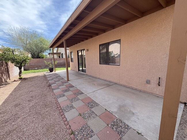 Building Photo - Rita Ranch Vail School District Single story home