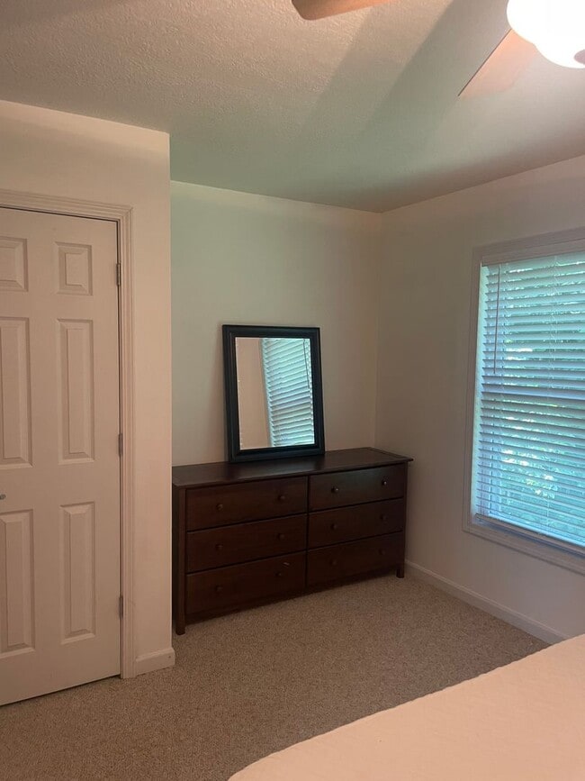 Building Photo - 2 BR 2.5 Bath Townhome