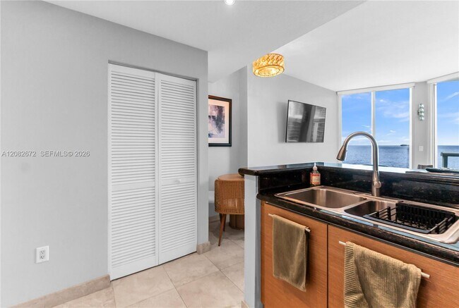 Building Photo - 6515 Collins Ave