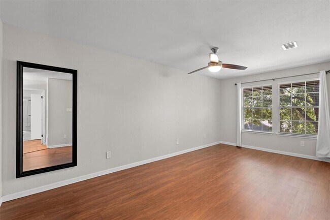 Building Photo - 1015 E Yager Ln