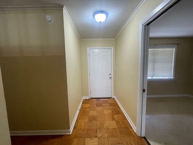 Building Photo - Broadmoor Terrace Beauty!