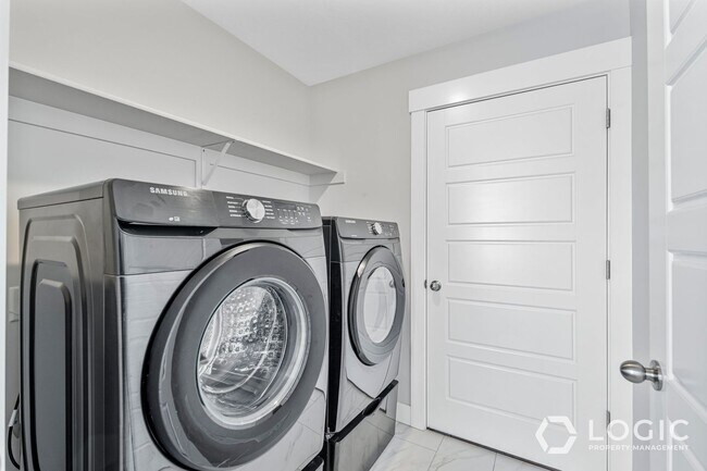 Building Photo - Beautiful Townhome in Amazing Location.