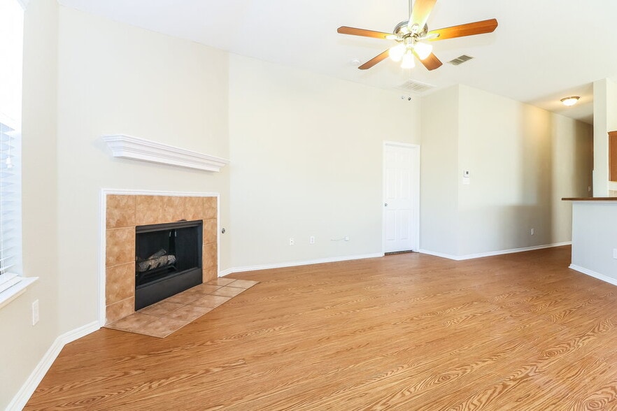 Building Photo - 3020 Meadowbrook Dr