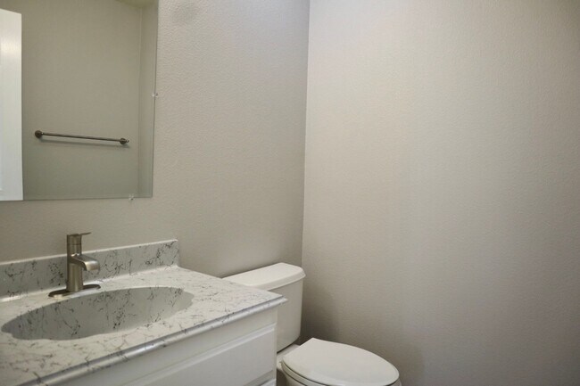 Building Photo - Beautifully Spacious 3-bedroom townhome in Fremont – Gated community!