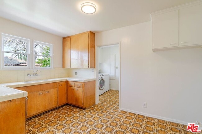 Building Photo - 4950 Newcastle Ave