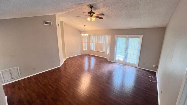 Building Photo - Beautiful 3/2 Home Located In Waterford La...