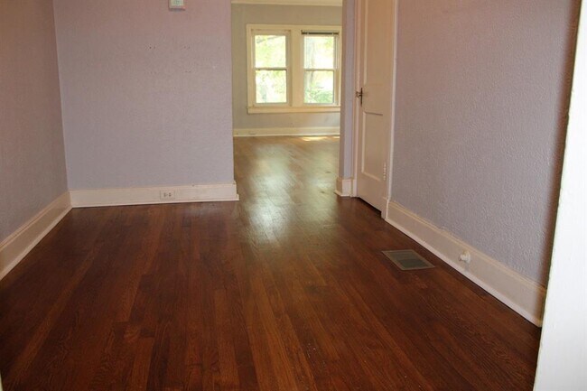 Building Photo - 5935 La Vista Dr