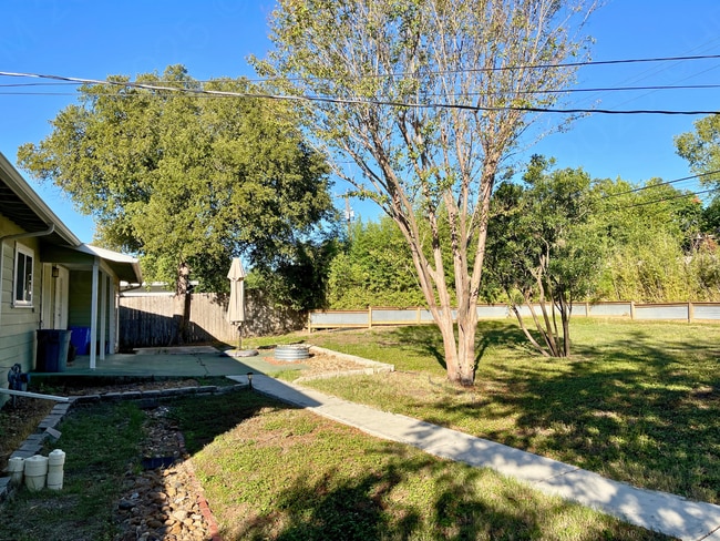 Building Photo - 1041 Ivy Ln