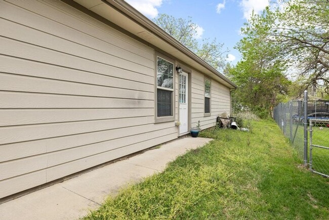 Building Photo - Step into comfort and modern convenience with this charming 3-bedroom, 2-bathroom home in Sherman...