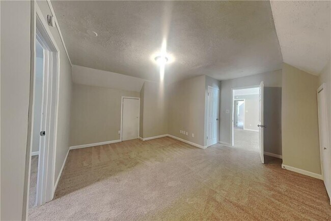 Building Photo - 121 Chantilly Ln