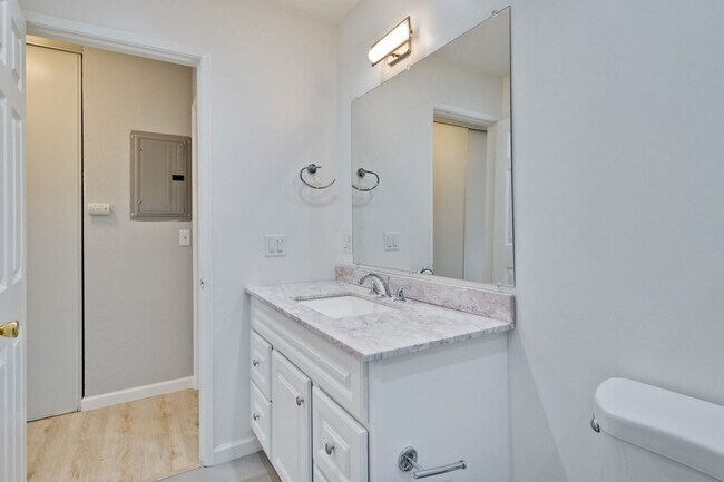 Building Photo - Remodeled 2 Bed 2 Bath Modern Condo with Bonus Loft Area