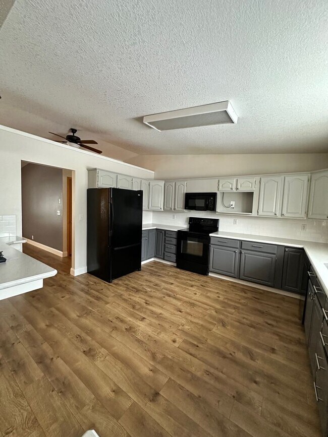 Building Photo - Lovely 3 Bedroom 2 Bath home in great location