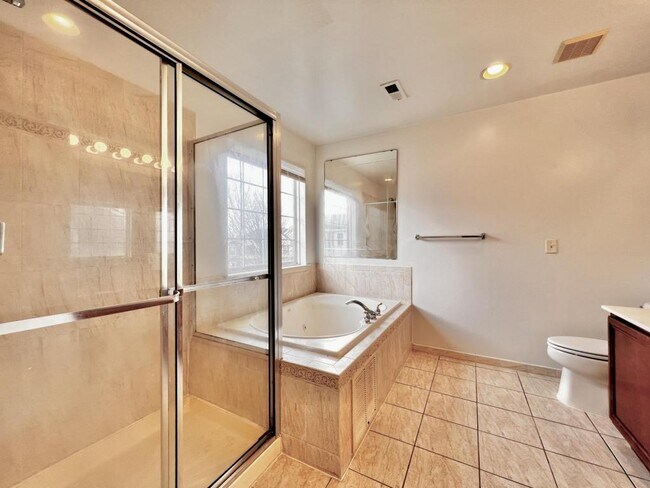 Building Photo - 211 Hawthorne Way