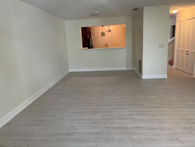 Building Photo - 3948 Meadowview Dr N