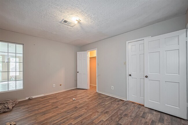 Building Photo - 811 Loire Ln