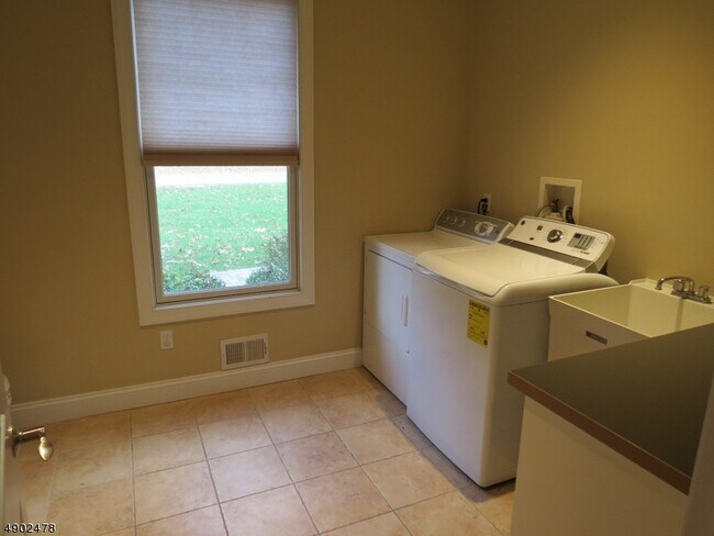 Building Photo - 22 Riverview Dr