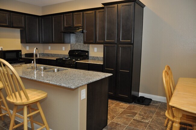 Building Photo - Fabulous 3 bedroom home in gated community!