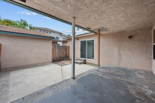 Building Photo - Dual private outdoor spaces!