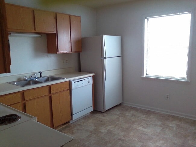 Building Photo - 2 Bedroom, 1 Bath Downstairs Unit ** Call us about our Move in Special**