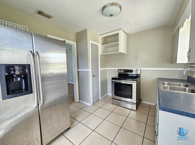 Building Photo - Beautiful 2 Bedrooms 1 Bathroom Home for R...