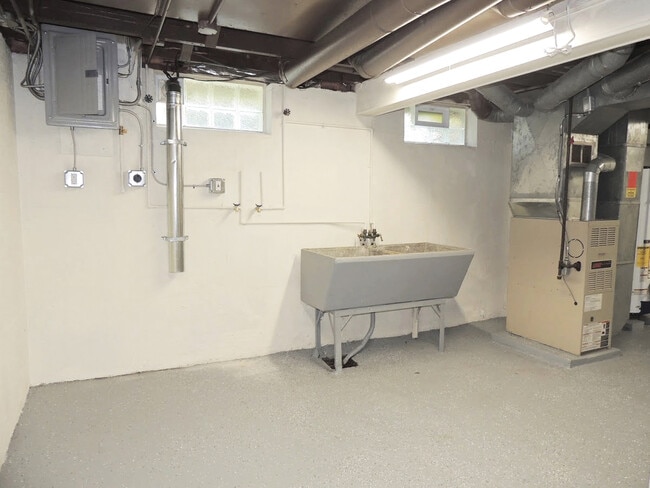 Building Photo - 4 Bed - 1 Full Bath Cape Cod for Rent!