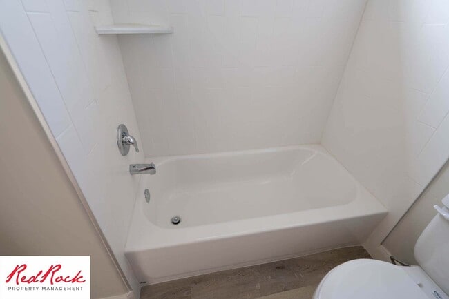 Building Photo - Beautiful Townhome in Hurricane Heights!