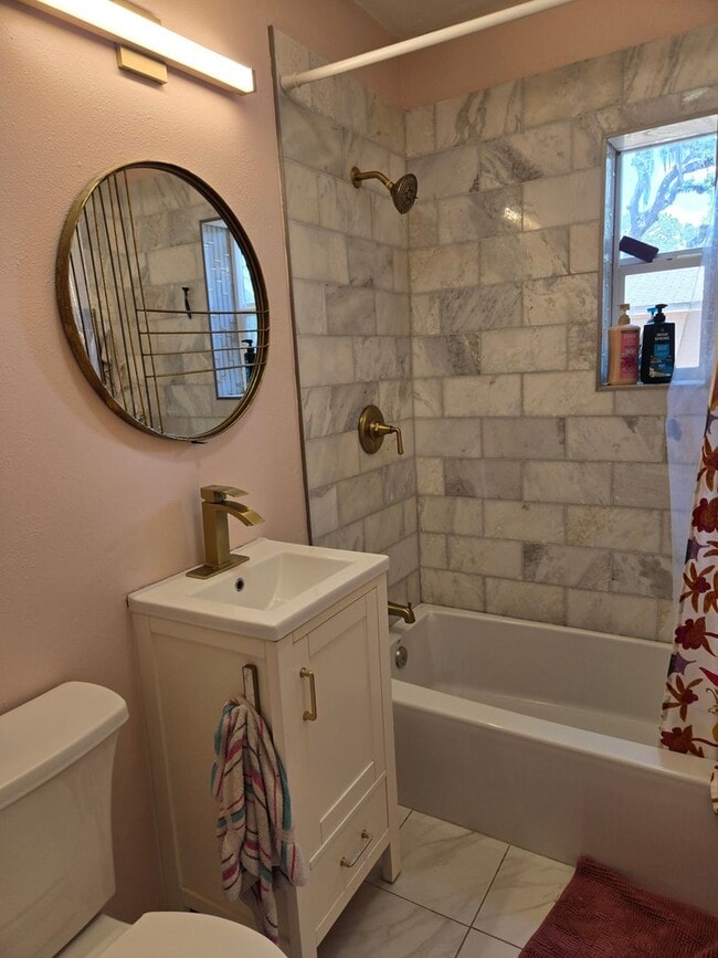Building Photo - Charming Forest Hills home