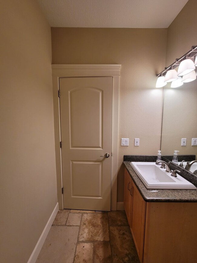 Building Photo - Contemporary Condo in Johns Landing