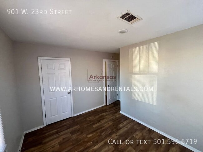 Building Photo - 901 W 23rd St