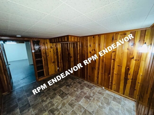 Building Photo - 3 Bed 1.5 Bath. Move in Ready! Deposit Fre...