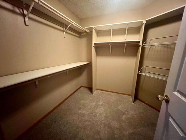 Building Photo - **AVAILABLE SOON**Beautiful 3 bed townhome off 84th & Holdrege