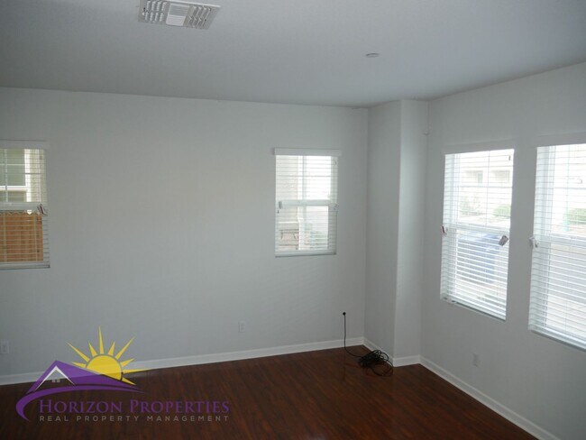 Building Photo - Modern Two-Story 4 Bed 2.5 Bath 1,807 sqft...
