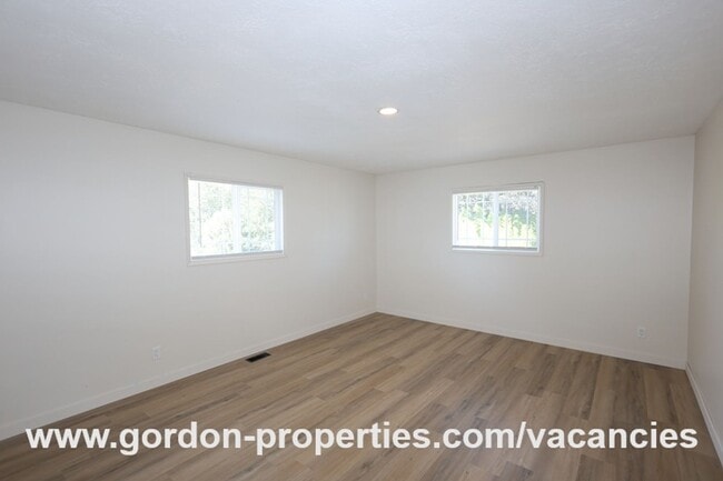 Building Photo - Saint Helens OR - upstairs flat 2 bedroom ...