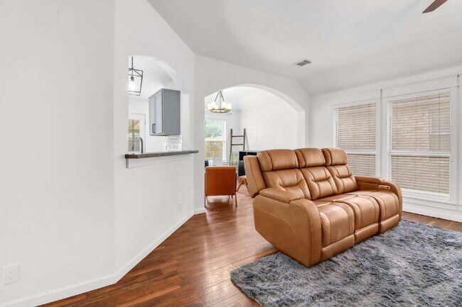 Building Photo - "Charming 3-Bedroom Home in San Antonio with Spacious 1530 sq ft Layout & 2 Full Baths!"