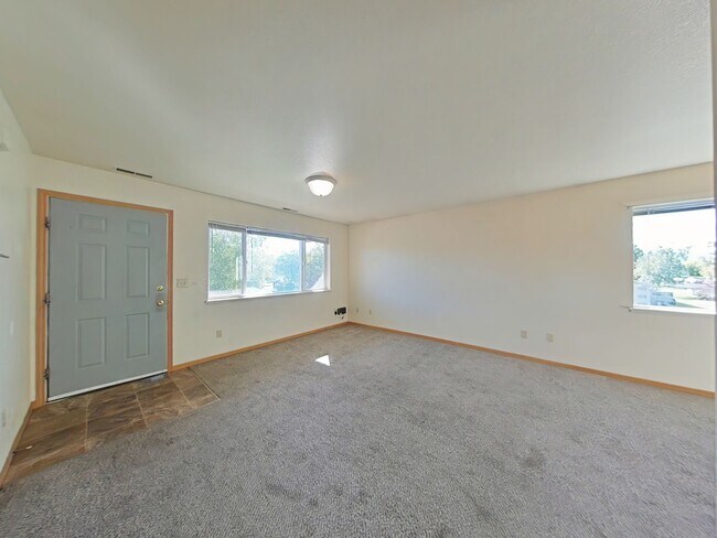 Building Photo - 3 Bedroom with DETACHED GARAGE! Great Cent...