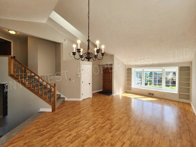 Building Photo - 4+ Bedroom Tigard Home With a Beautiful Vi...