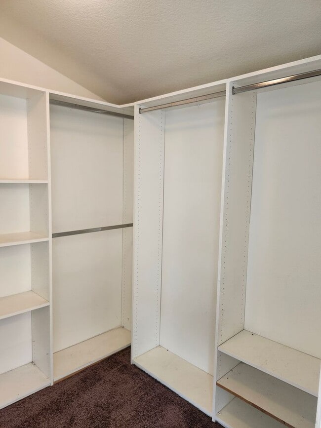 Building Photo - Spacious 4-Bedroom Home in a Prime Location