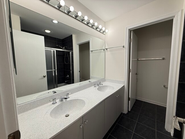 Building Photo - 362 Town Pl Cir