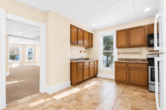 Building Photo - $1500 | 3 Bedroom 1 Bathroom | Two Story