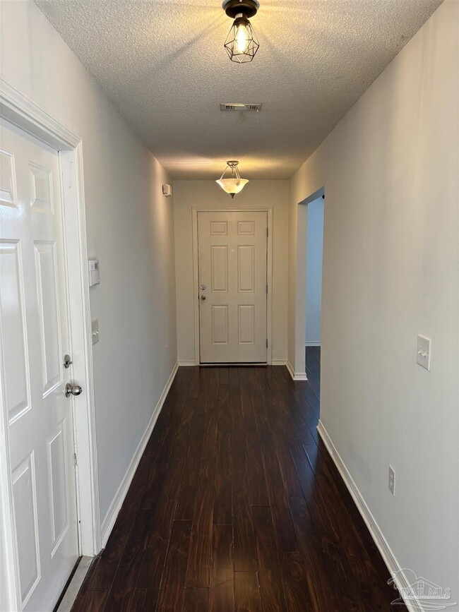 Building Photo - 2423 Flintstone Dr