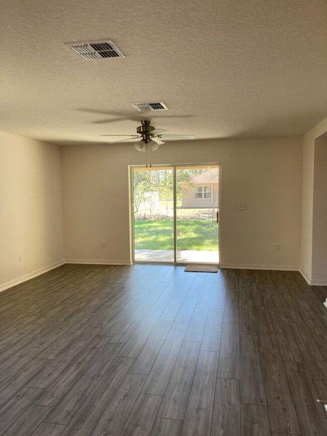 Building Photo - Like New 4/2/2 with screened in porch.