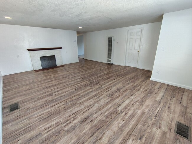 Building Photo - 1351 Leonard Ave