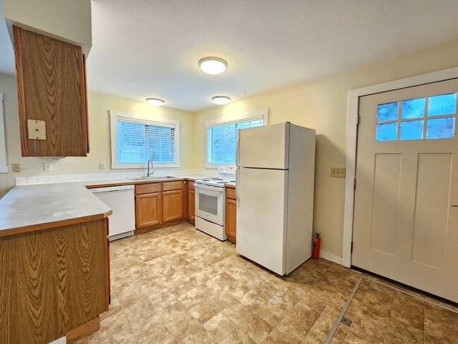 Building Photo - $1,650 - 2 Bed / 1 Bath Spacious House in Latah Valley Neighborhood