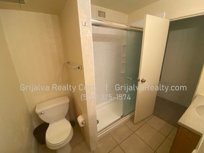 Building Photo - AVAILABLE JUNE - Furnished 2 Bedroom Condo with Community Pool Close to the UofA! (Speedway/Euclid)