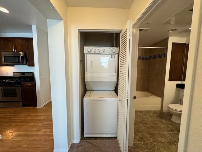 Building Photo - Stunning 1Bd/1Ba Condo in The Heart of Irv...